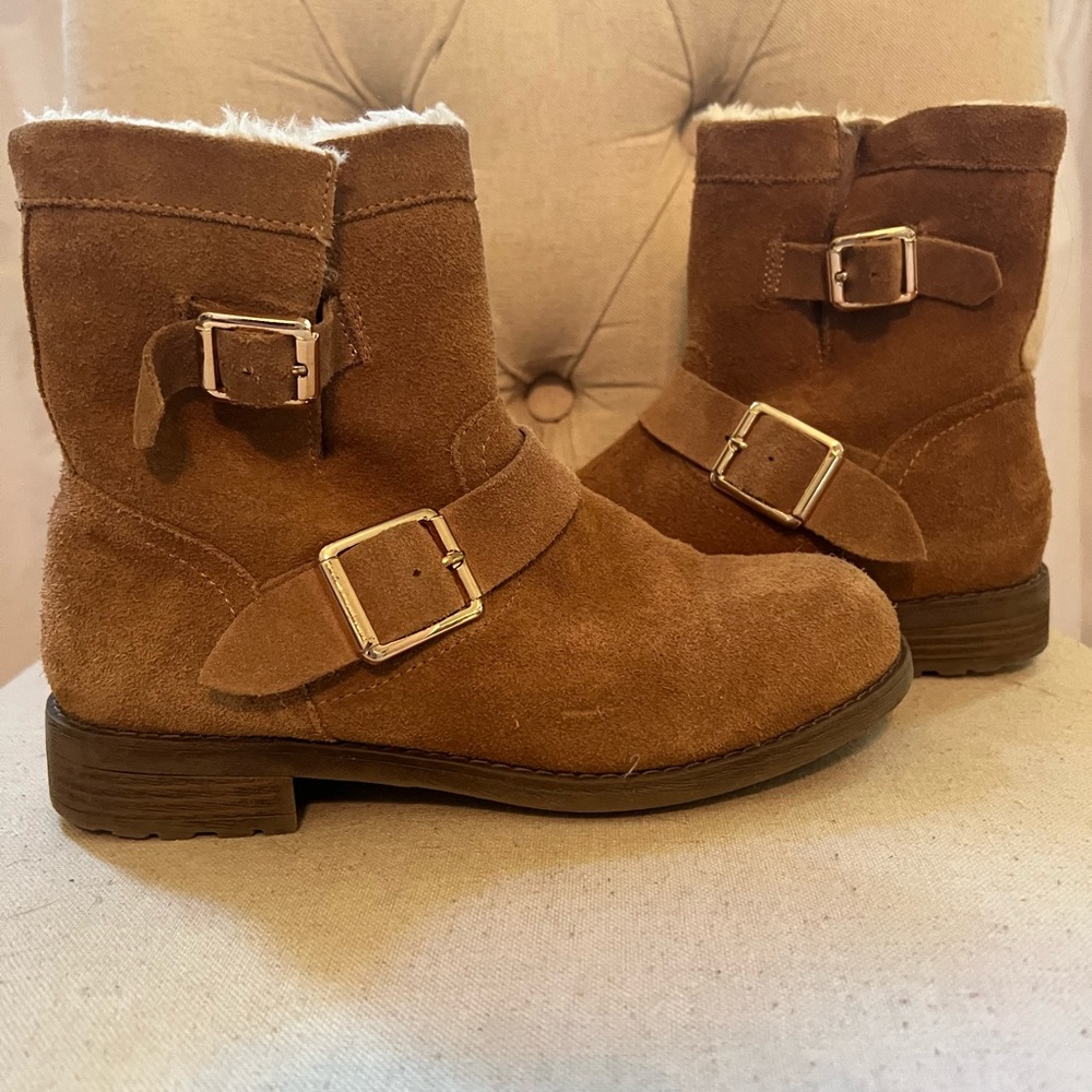 Bjorndal size 6 faux fur lined woman’s booties.